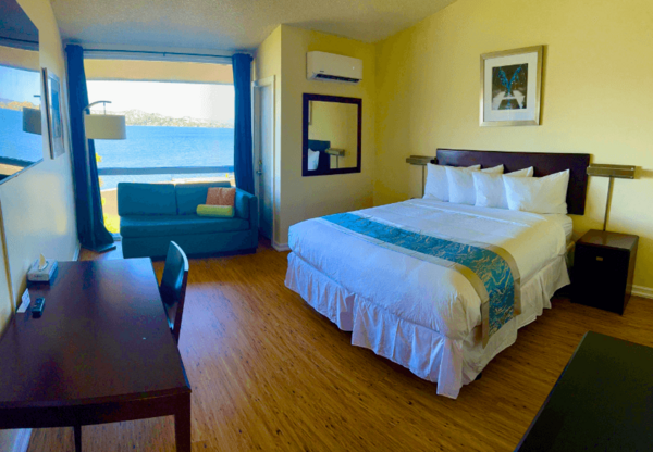 King Deluxe - Lake Photo 1