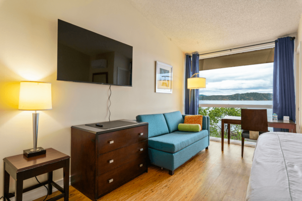 King Deluxe - Lake Photo 2